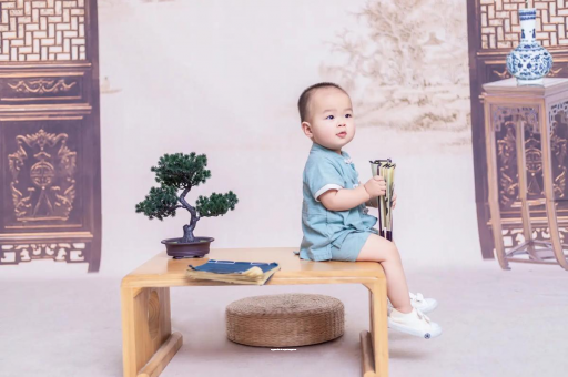 梅州女宝宝换尿布