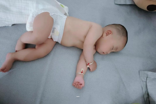 梅州宝宝胳膊上起红疙瘩